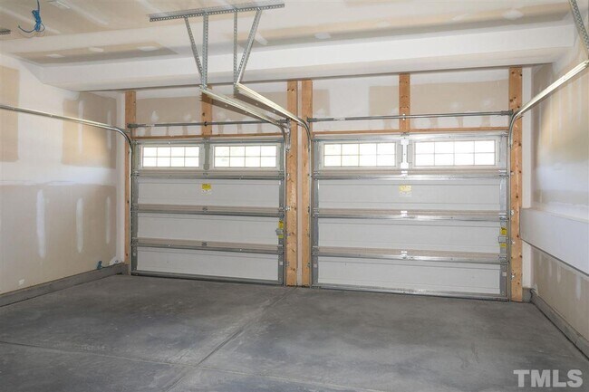 Building Photo - 3 Bedroom 2.5 Bathroom Townhome Home w/ Open Floorplan and a 2 car Garage in the heart of Morrisv...