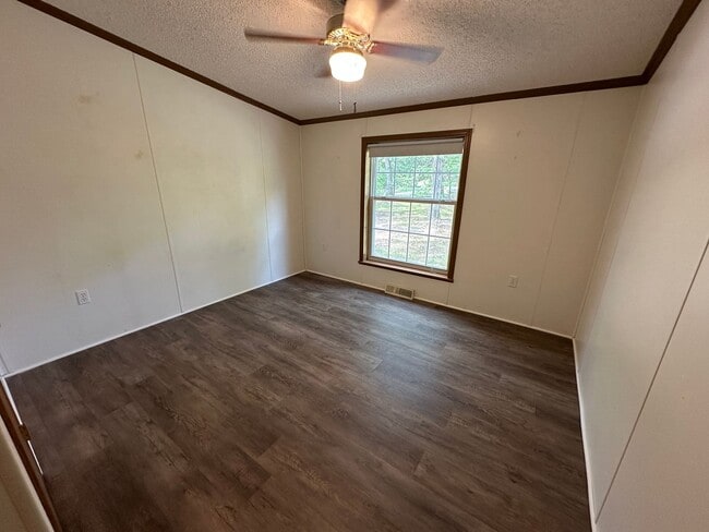 Building Photo - $1,350 / Month | 3 Bed · 2 Bath · 1,375 Sq...