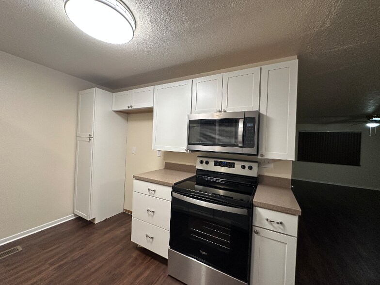Building Photo - 4055 Royal Oak Dr