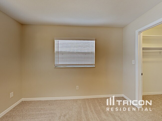 Building Photo - 227 Lochmond Dr