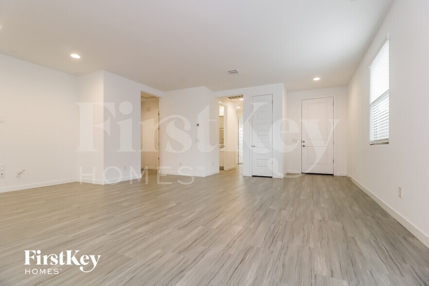 Building Photo - 12516 W Kaler Dr