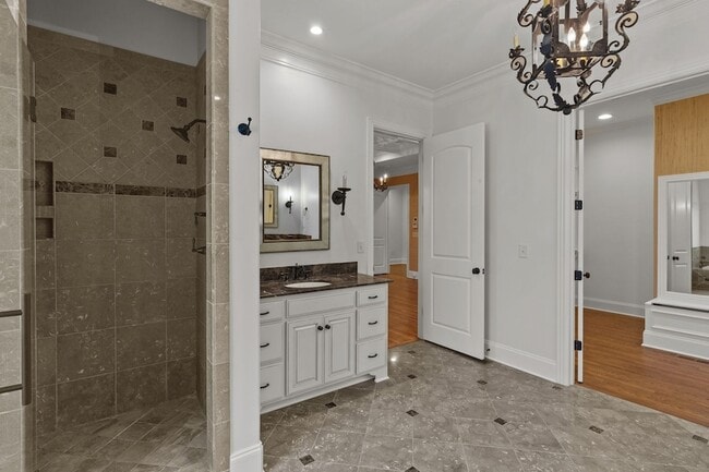 Building Photo - 2019 Overhill Dr