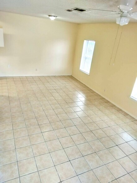 Building Photo - 7644 Windsor Oaks
