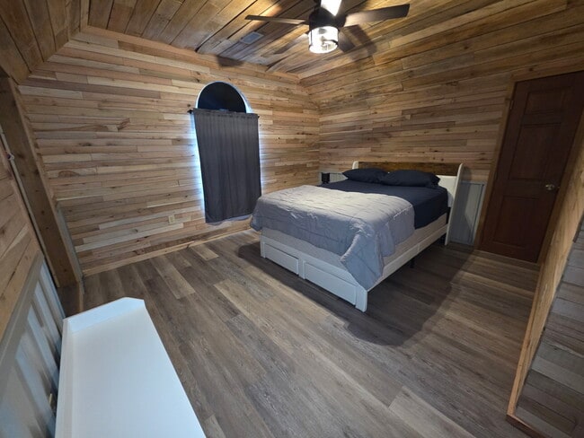 Building Photo - 820 Clearview Rd