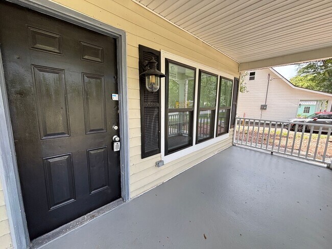Building Photo - Available now! Freshly updated 3bed 1 bath Downtown Summerville!