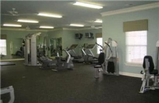 Building Photo - Centeral Wilmington, Minutes Novant Hospital, Down Town Point At Barlcay shops. Pool, Movie, Thea...