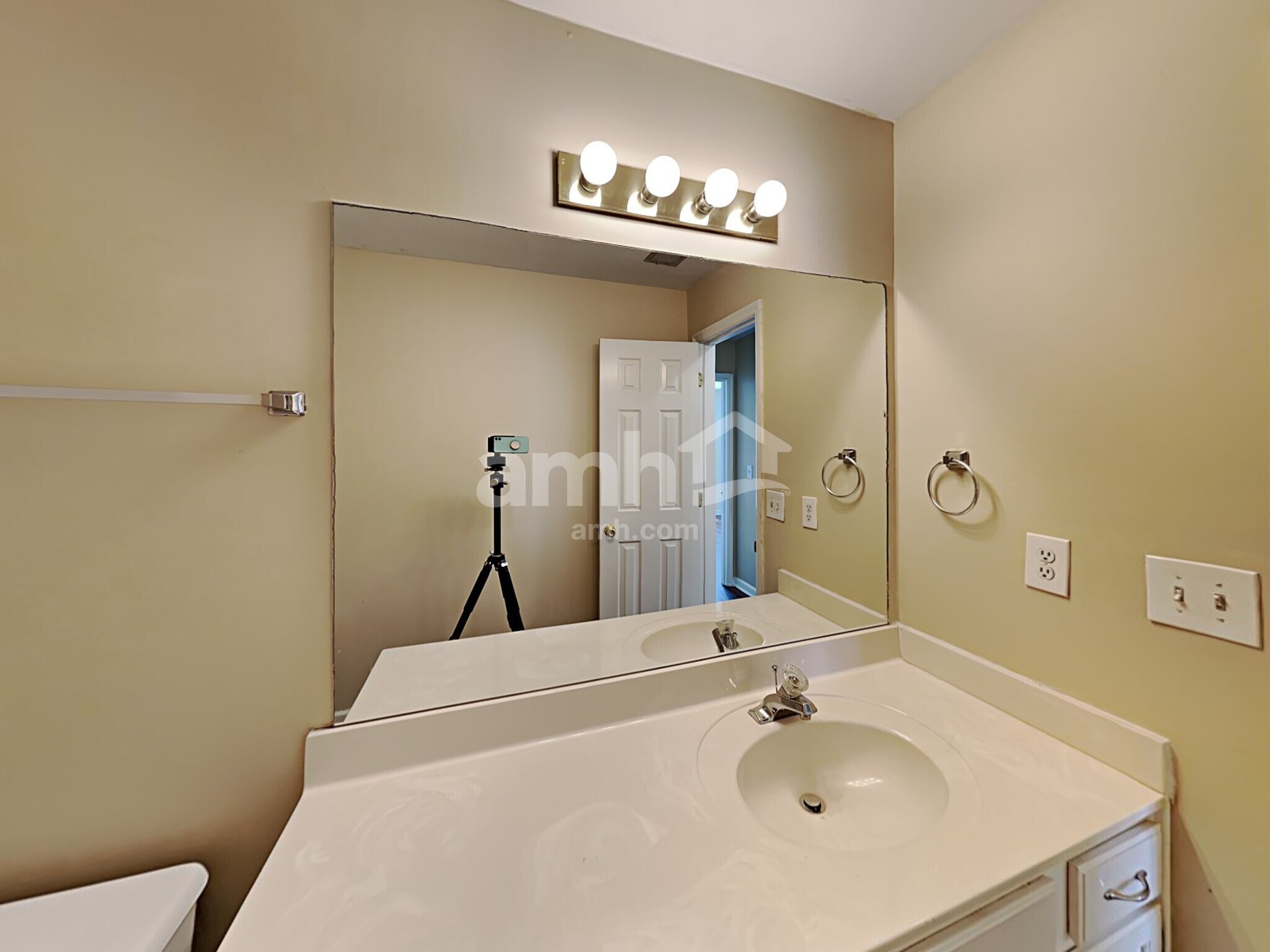 Building Photo - 201 Red Oak Ln