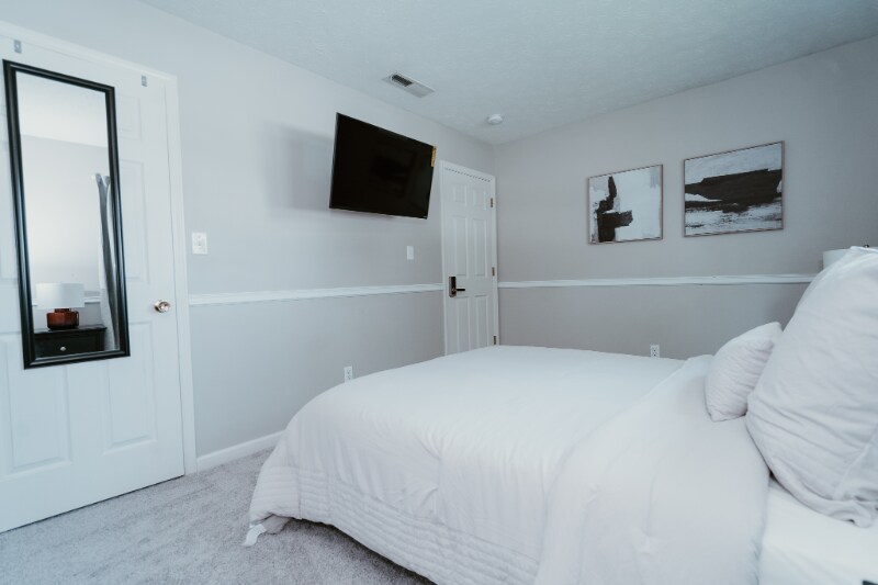 Building Photo - 5860 Newhall Dr