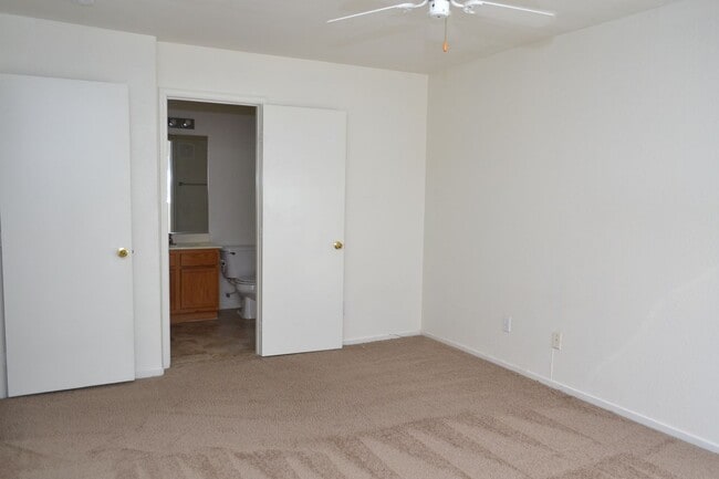 Building Photo - SW - ROOMY 3 BEDROOM 2.5 BATH TOWNHOME - 8...