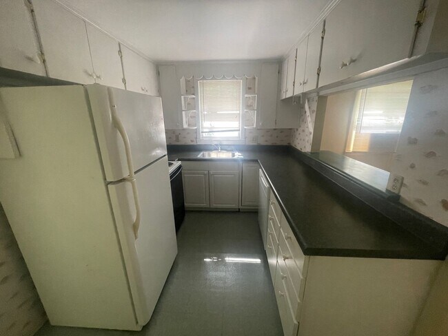 Building Photo - 3 Bedroom Duplex