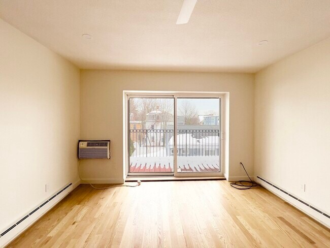 Building Photo - 25 Custer St