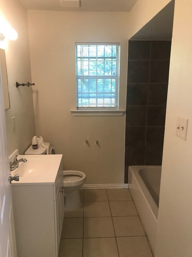 Building Photo - 218 Wilmer Heights Dr