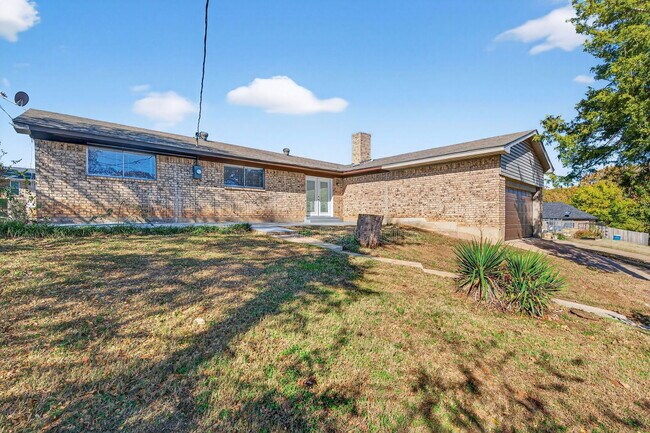 Building Photo - 3014 Jennifer Ave