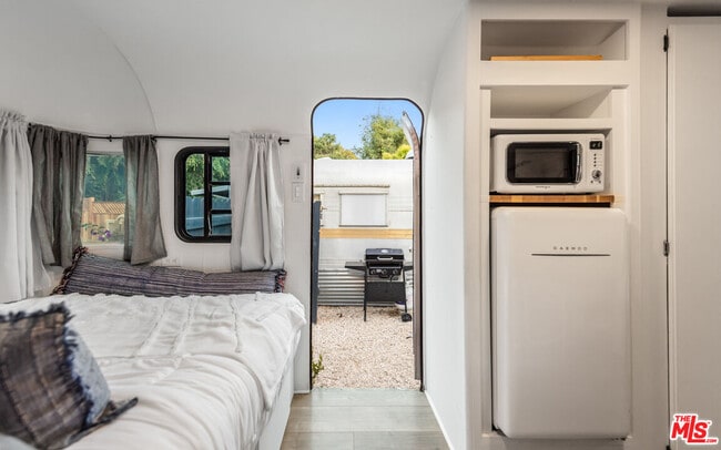 Building Photo - 272 N Topanga Canyon Blvd