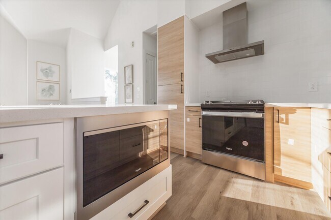 Building Photo - 845 Elkhart St