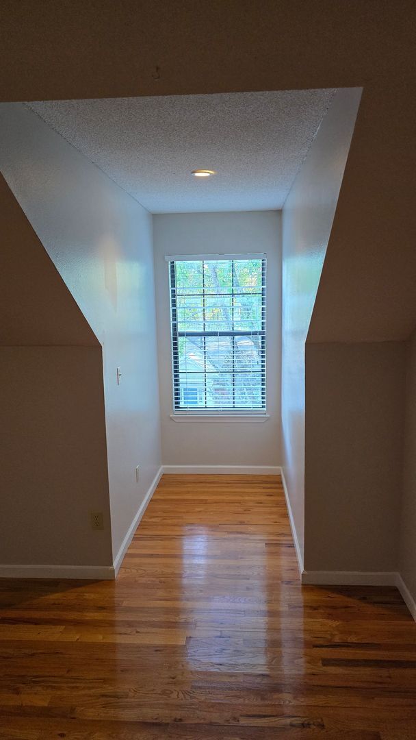 Building Photo - Beautiful Large home off of Mahan