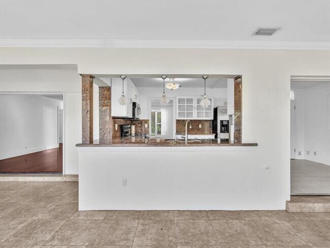 Building Photo - 899 NW 6th Dr