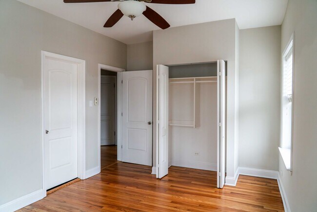 Building Photo - Ravenswood Manor - 2 Bed / 1 Bath - Heat I...