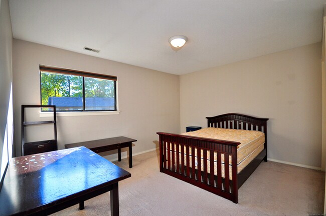 Building Photo - 16 Applewood Ln