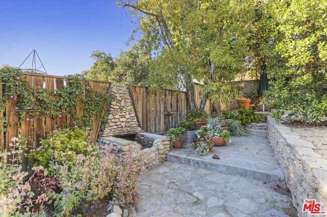 Building Photo - 2071 Escarpa Dr