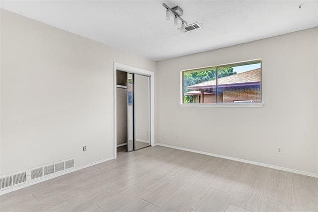 Building Photo - 403 Daisy Dr