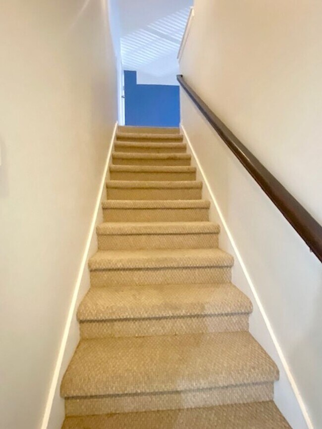Building Photo - Newly Renovated Single Family Home