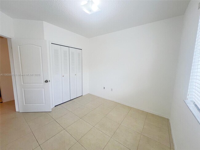 Building Photo - 9340 Fontainebleau Blvd