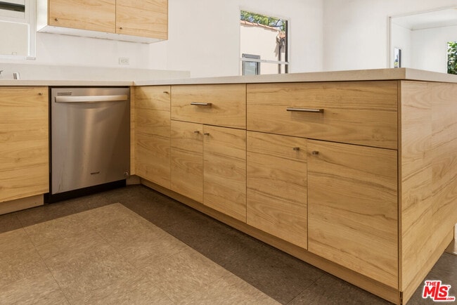 Building Photo - 3429 Edgehill Dr