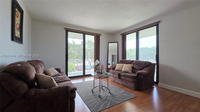 Building Photo - 901 Hillcrest Dr
