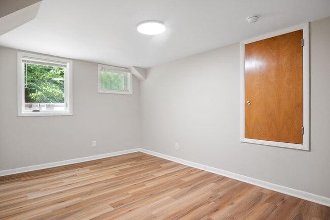 Building Photo - 5 Bed/4.5 Bath Undergrads OK Close to VT