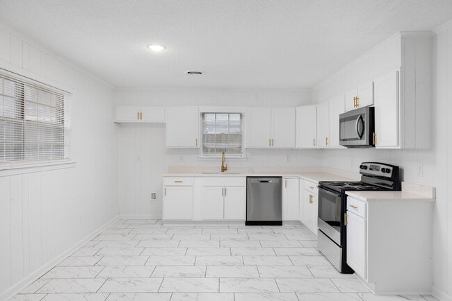 Building Photo - 5 bedroom 3 bath in Covington recently renovated just off the town square