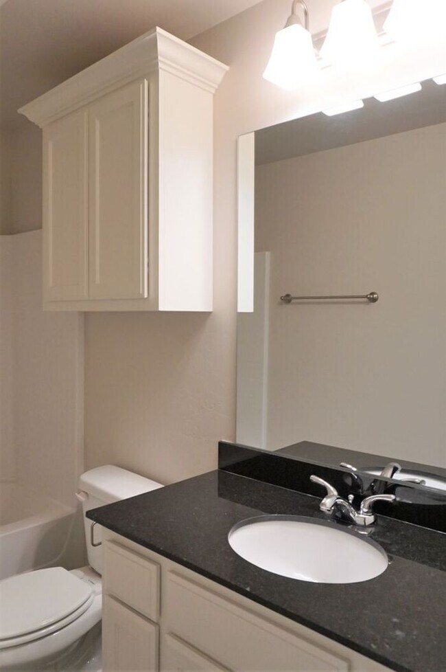 Building Photo - 3 Bed 2 Bath 2 Car Duplex in Chisholm Creek NW OKC