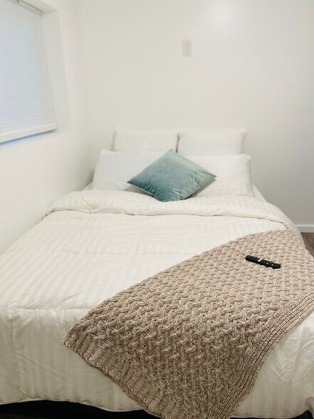 Building Photo - 2440 Wickstrom Pl SW