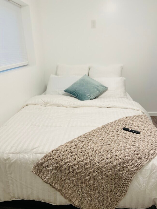 Building Photo - 2440 Wickstrom Pl SW