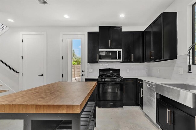Building Photo - 408 W Odell St