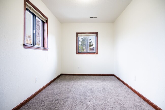 Building Photo - HALF OFF FIRST MONTH - Large 3BR PLUS Bonu...