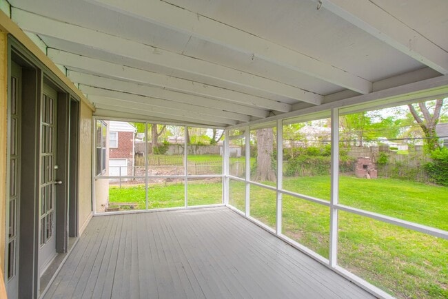 Building Photo - 1020 S 55th St