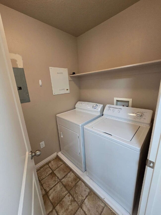 Building Photo - Centrally Located Condo with Garage!
