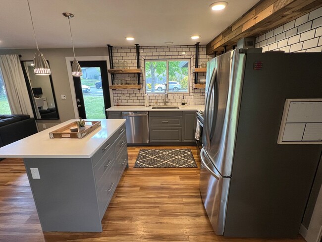 Building Photo - Remodeled 3 Bedroom Troutdale Home