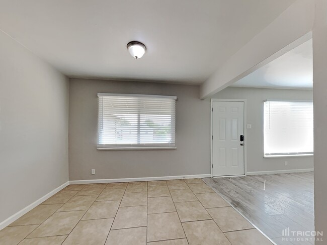 Building Photo - 6574 Golf View Dr