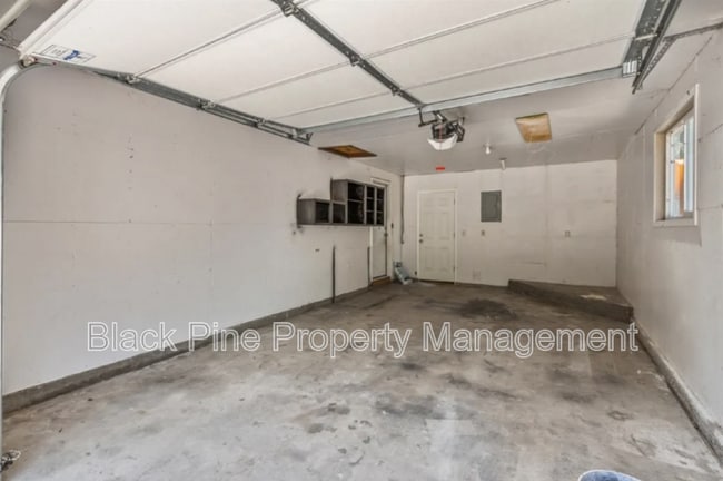 Building Photo - 404 Mountain View Dr