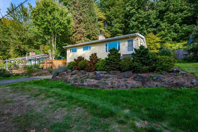 Building Photo - Spacious 4BR/2 BA Home in Quiet North-End ...