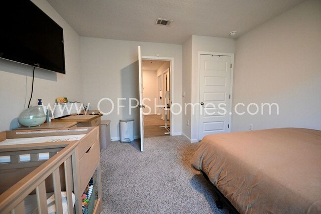 Building Photo - 4 Bed Crestview Home