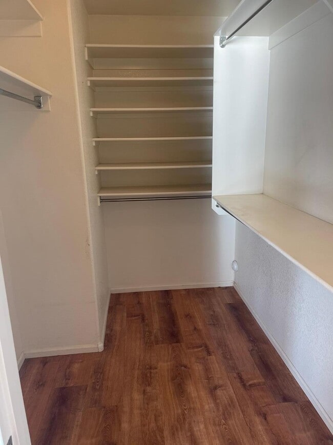 Building Photo - 985 E Saddle Way