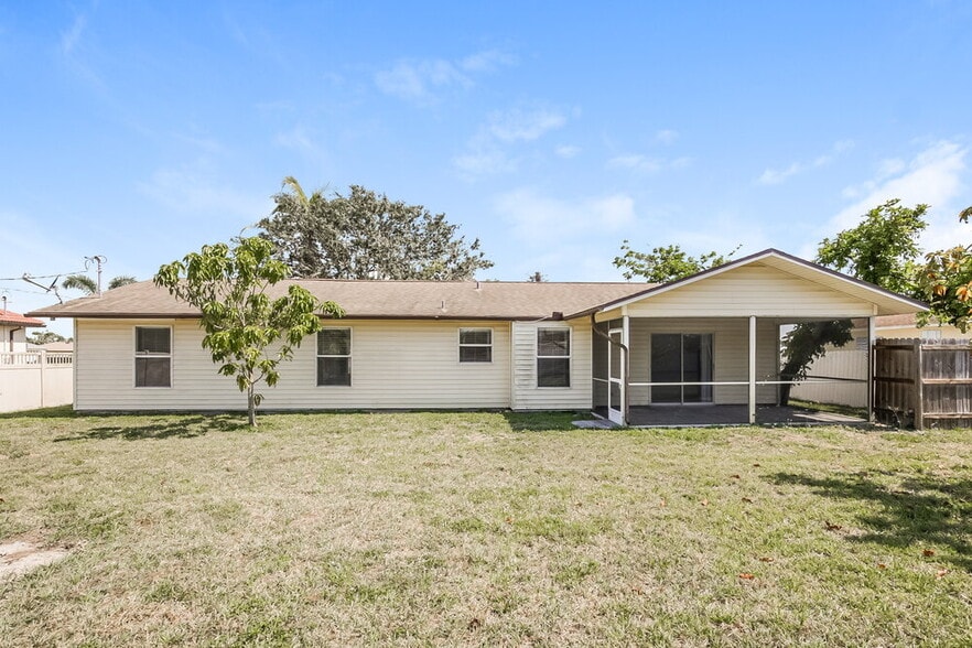 Building Photo - 2122 SE 6th Ln
