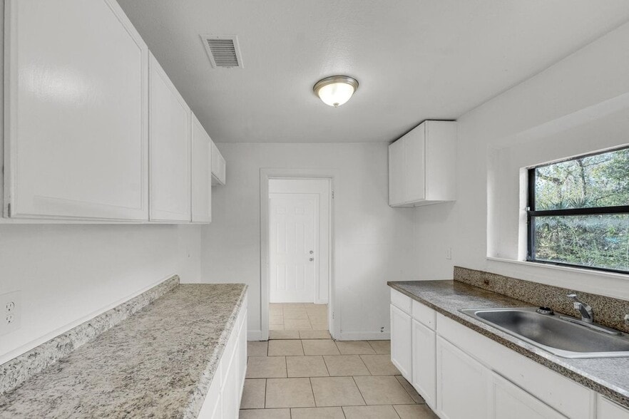 Building Photo - 1830 W 27th St