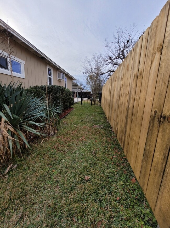 Building Photo - 7617 Delavan Dr