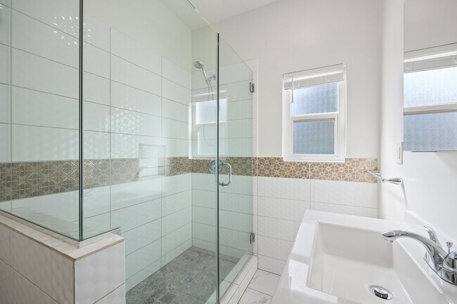 Building Photo - 1009 Tremont St