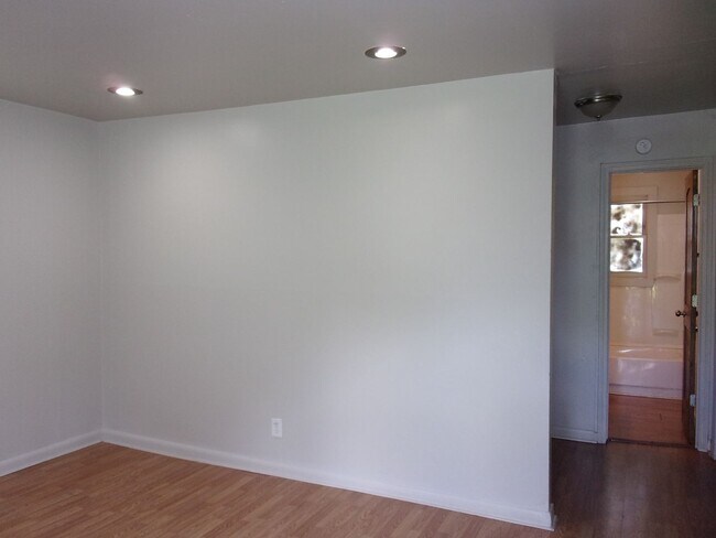 Building Photo - $1,000.00 off First Month's Rent - 2 Bedro...