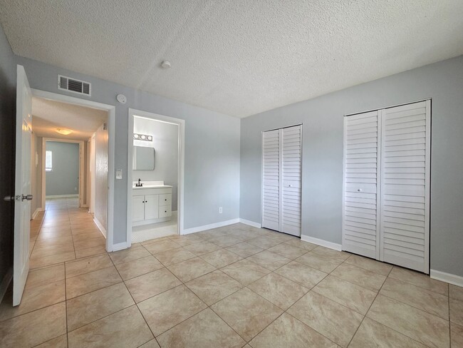 Building Photo - 605 Northlake Blvd